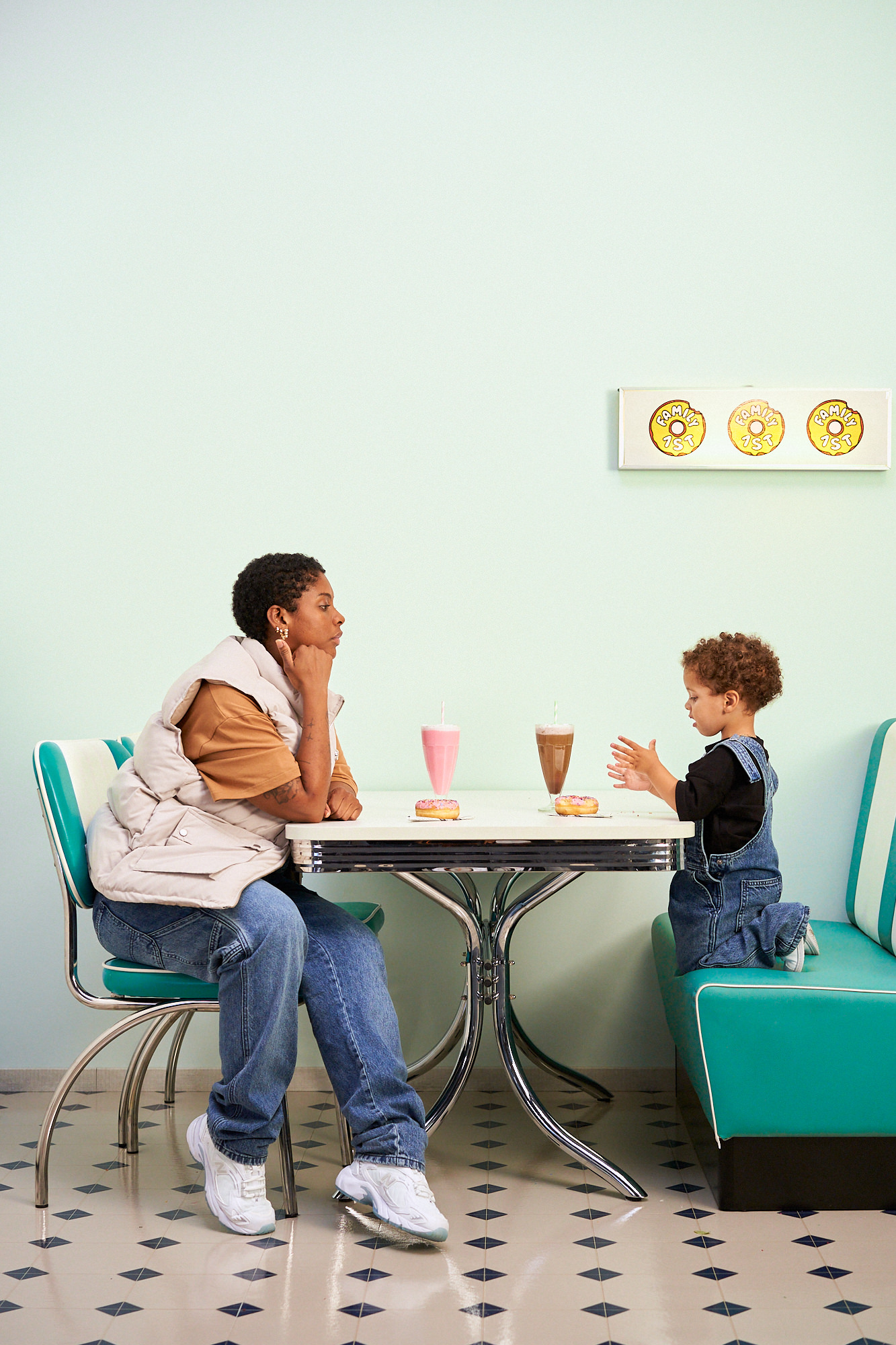2022_09_13_About_You_Why_not_03_Set_2_Mama_mit_Kind_9997